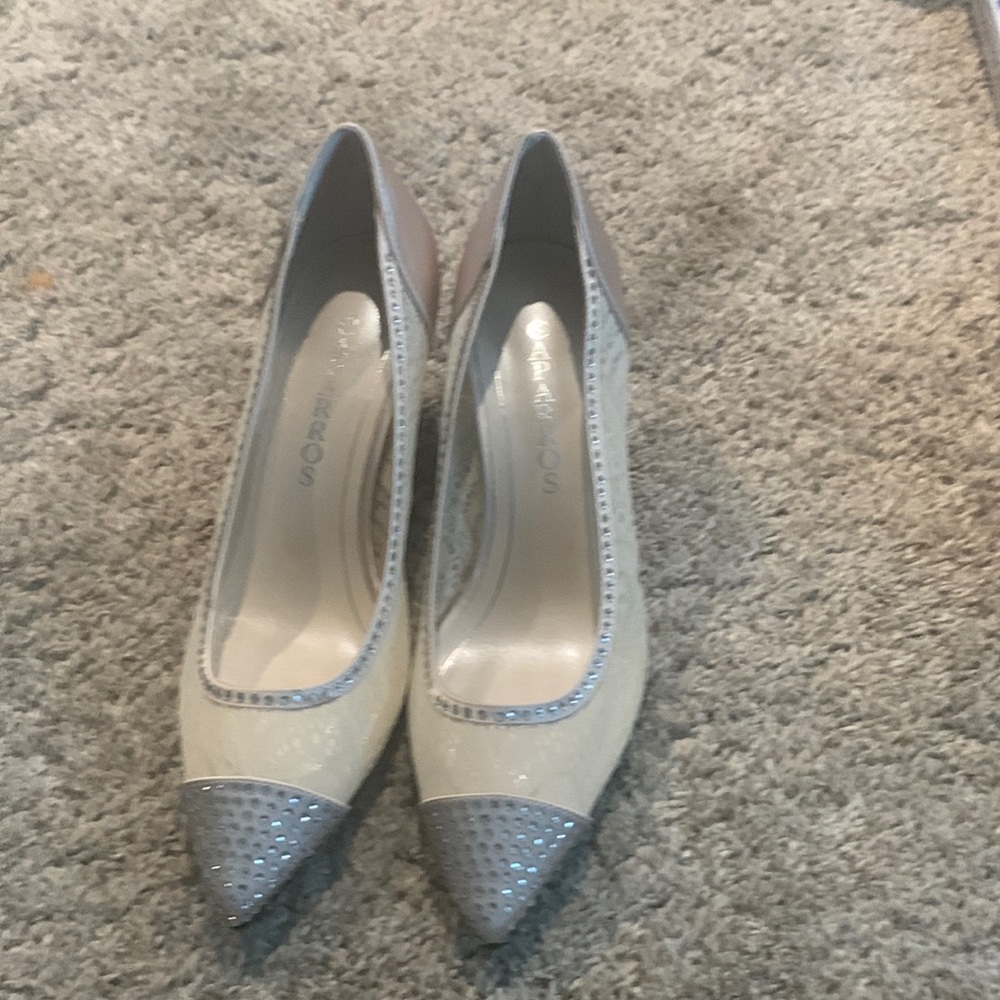 Beautiful excellent condition women’s high heel shoes size 7-5